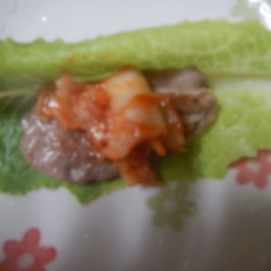 簡単韓国料理　「豚三枚肉の焼肉　サンチュ巻き」